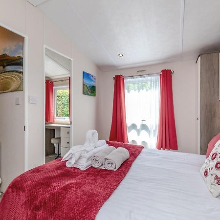 Longnor Wood Holiday Park Esterno foto
