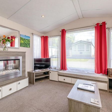 Longnor Wood Holiday Park Esterno foto