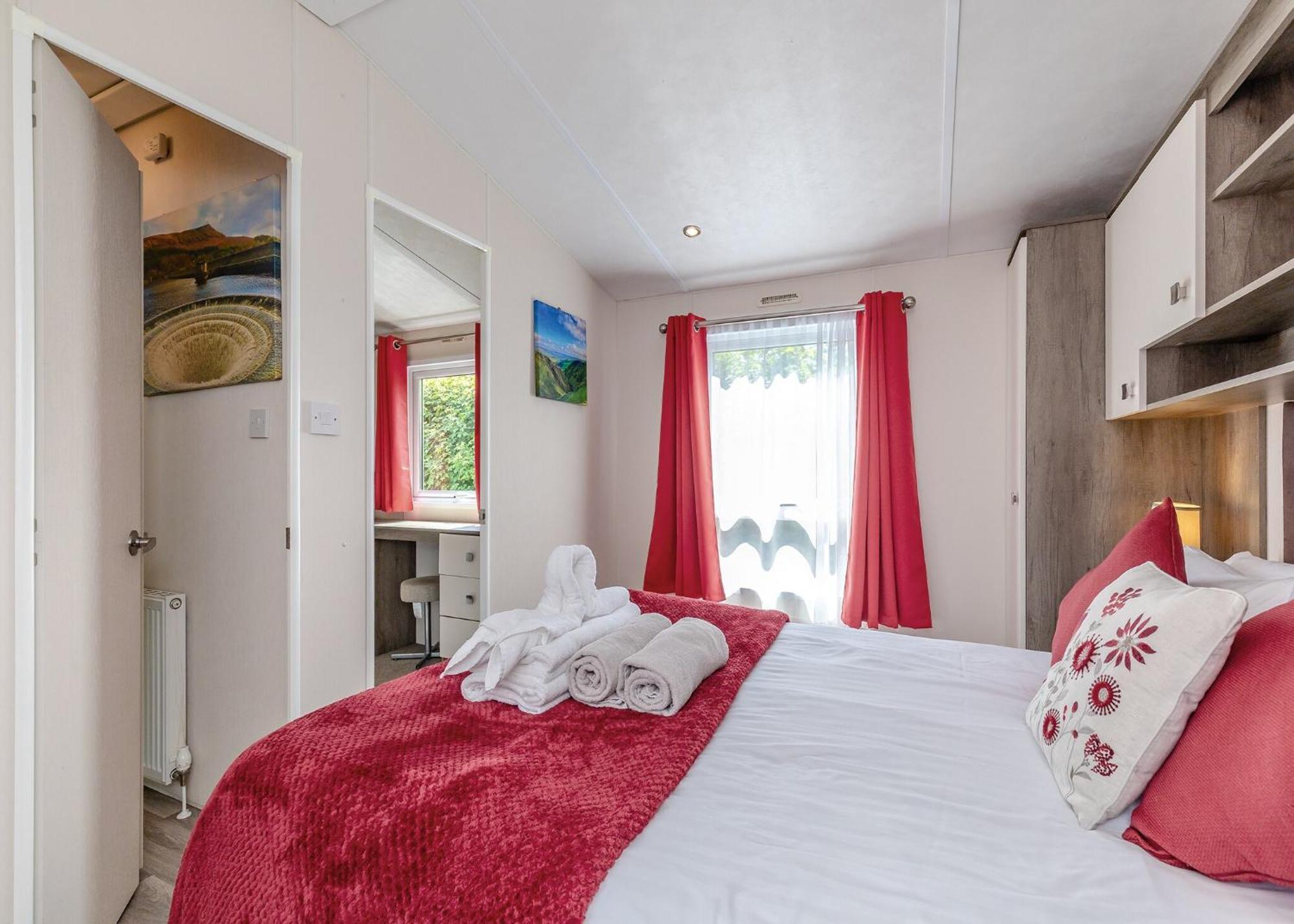 Longnor Wood Holiday Park Esterno foto