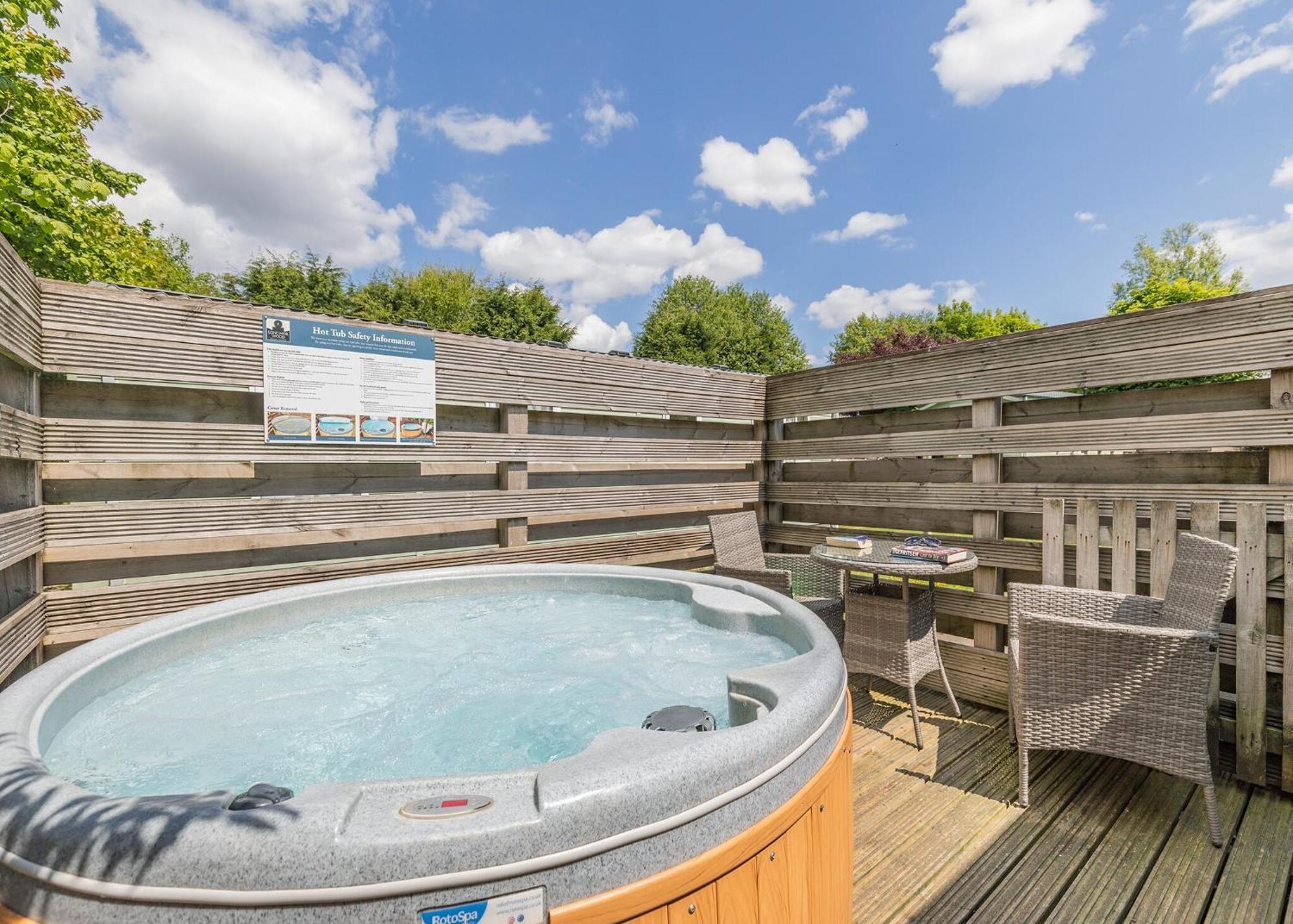 Longnor Wood Holiday Park Esterno foto