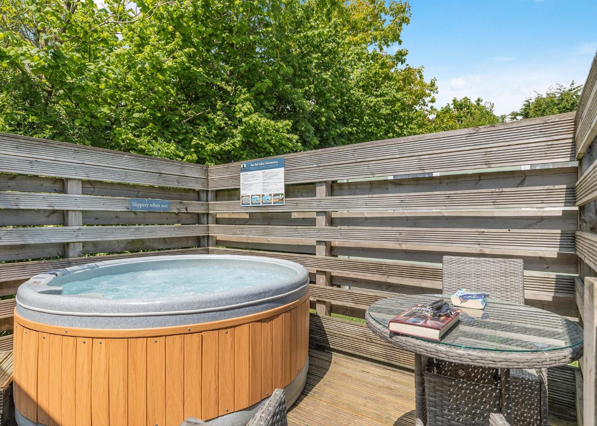 Longnor Wood Holiday Park Esterno foto